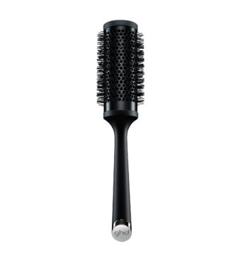 La brosse GHD céramique ronde taille 3, idéale pour réaliser un brushing sur cheveux mi-longs à longs.
