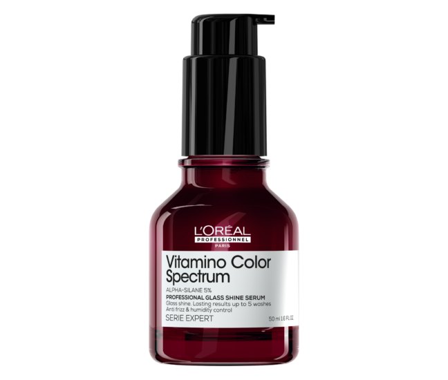 Le sérum concentré brillance miroir Vitamino Color Spectrum de L’Oréal Professionnel en finition sur les cheveux colorés pour un éclat et une brillance inégalables.